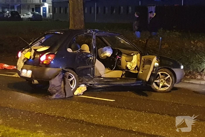 Personenauto totalloss na botsing tegen boom