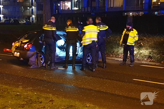 Personenauto totalloss na botsing tegen boom