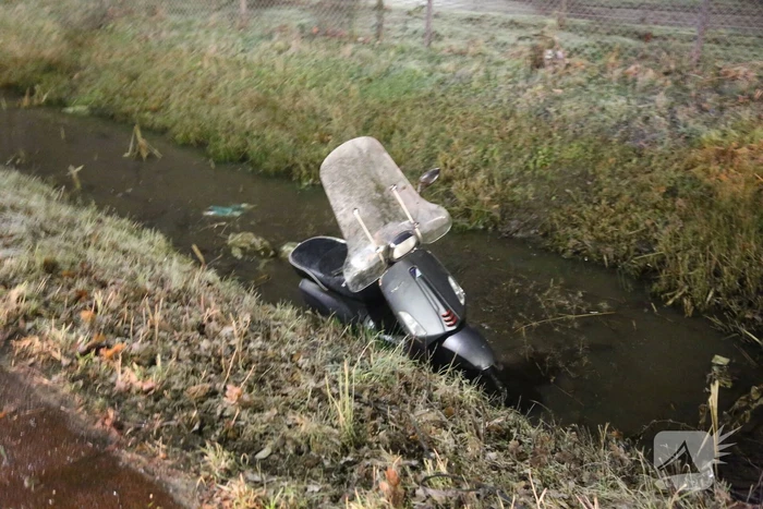 Scooterrijder belandt in sloot