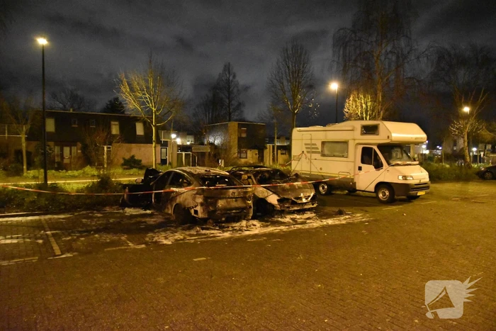 Twee auto's verwoest op parkeerplaats