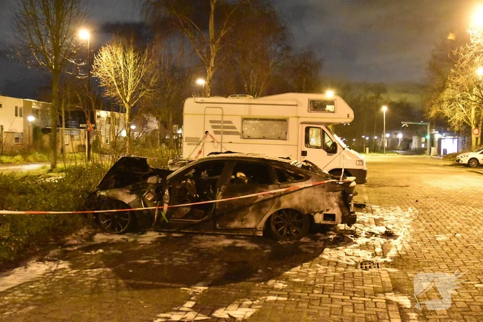 Twee auto's verwoest op parkeerplaats