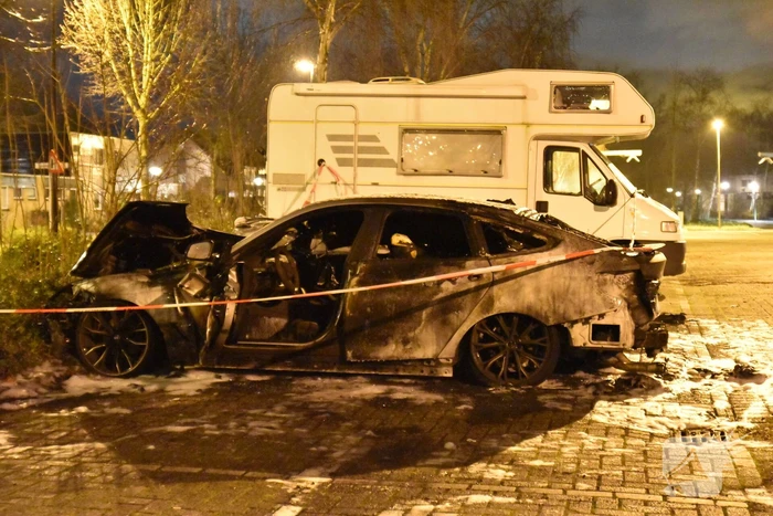 Twee auto's verwoest op parkeerplaats