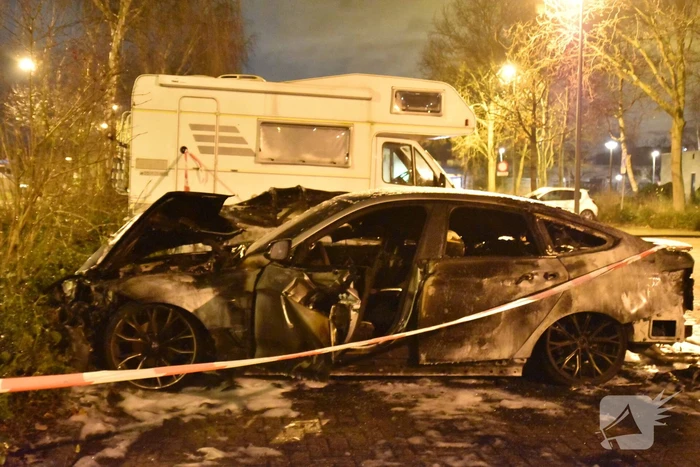 Twee auto's verwoest op parkeerplaats