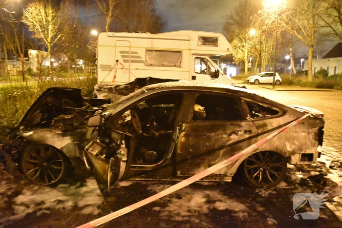 Twee auto's verwoest op parkeerplaats