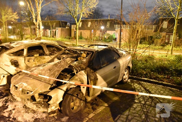 Twee auto's verwoest op parkeerplaats
