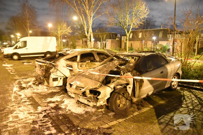 Twee auto's verwoest op parkeerplaats