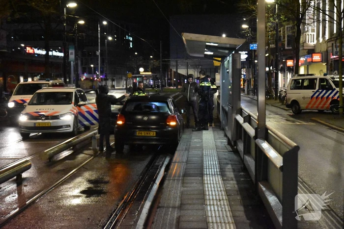 Automobilist rijdt tegen tramhalte aan