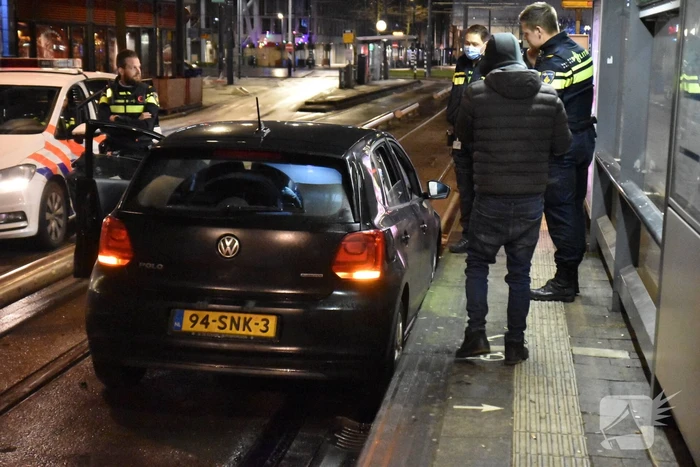 Automobilist rijdt tegen tramhalte aan