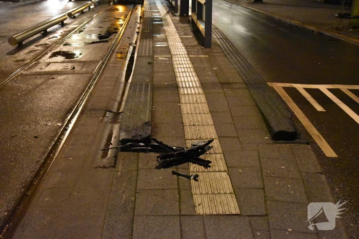 Automobilist rijdt tegen tramhalte aan