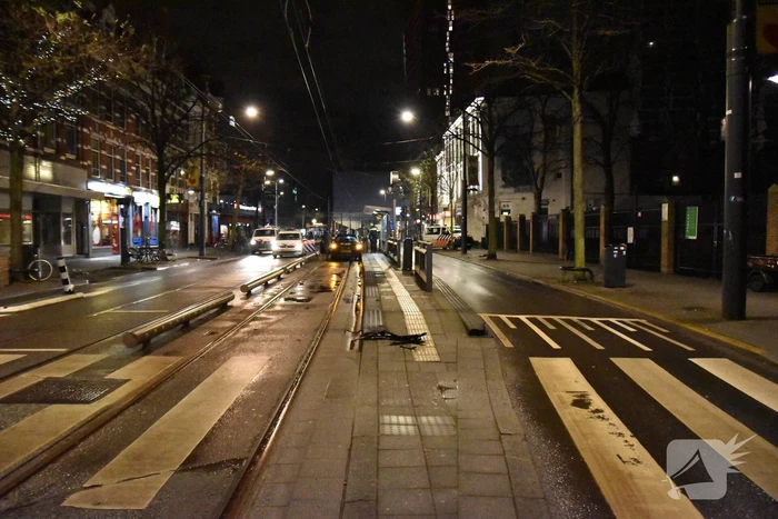 Automobilist rijdt tegen tramhalte aan