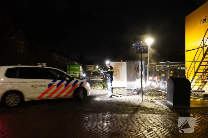 Kerstbomen tegen bouwcontainer in brand gestoken