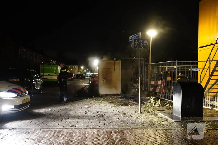 Kerstbomen tegen bouwcontainer in brand gestoken