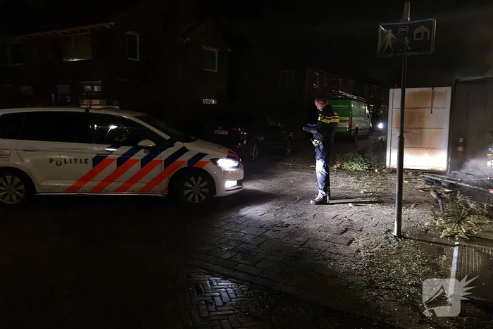 Kerstbomen tegen bouwcontainer in brand gestoken