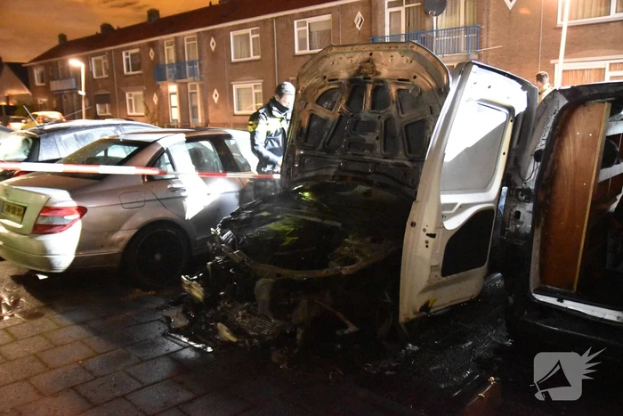 Auto verwoest door brand