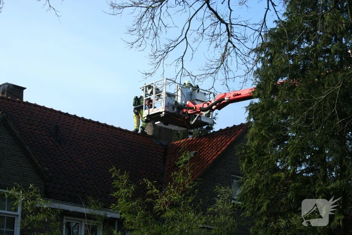 Schoorsteenbrand geveegd na brand