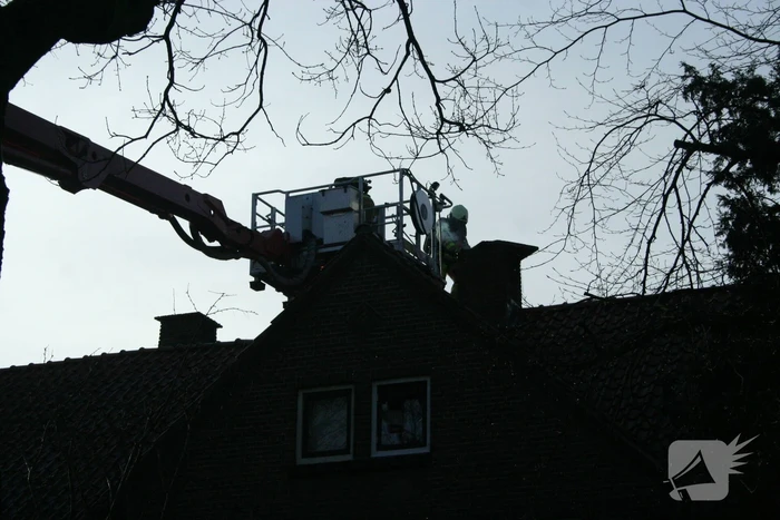 Schoorsteenbrand geveegd na brand