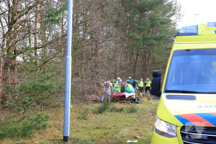 Auto vliegt uit de bocht en belandt op zijn kant