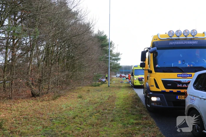 Auto vliegt uit de bocht en belandt op zijn kant