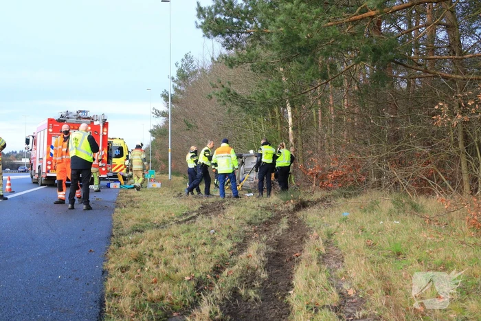 Auto vliegt uit de bocht en belandt op zijn kant