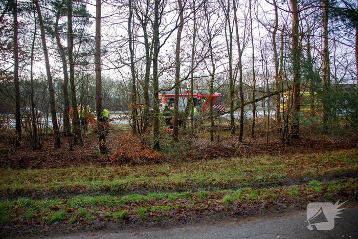Auto vliegt uit de bocht en belandt op zijn kant