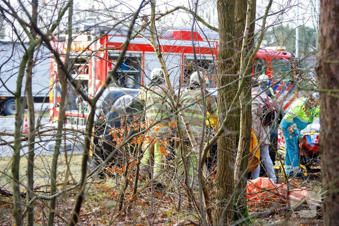 Auto vliegt uit de bocht en belandt op zijn kant