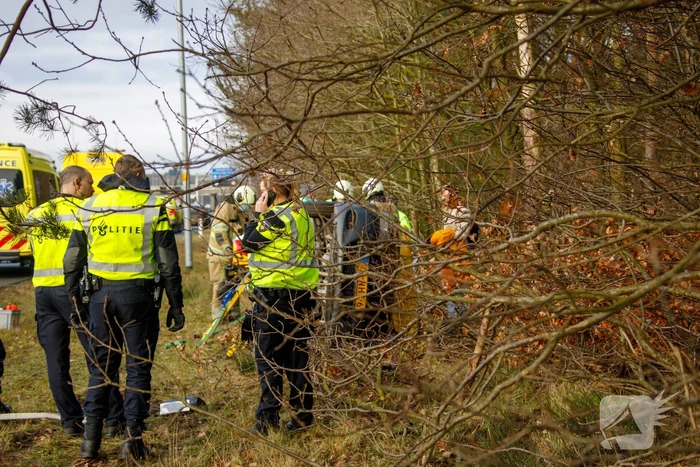 Auto vliegt uit de bocht en belandt op zijn kant