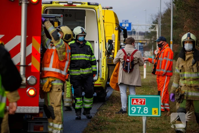 Auto vliegt uit de bocht en belandt op zijn kant