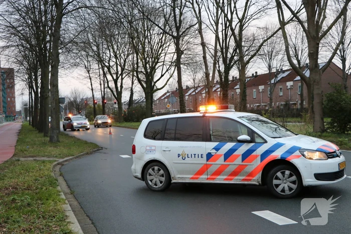 Personenauto heeft schade na aanrijding met scooter