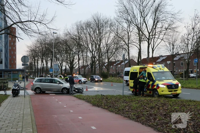 Personenauto heeft schade na aanrijding met scooter