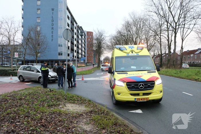 Personenauto heeft schade na aanrijding met scooter