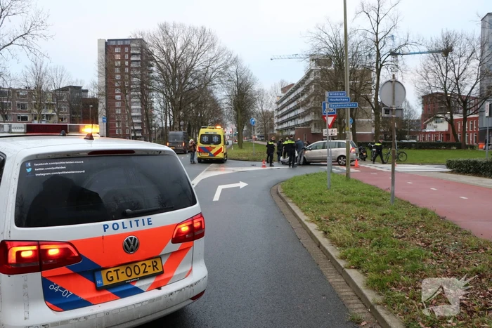 Personenauto heeft schade na aanrijding met scooter