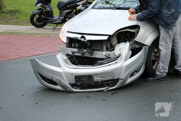 Personenauto heeft schade na aanrijding met scooter