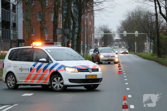 Personenauto heeft schade na aanrijding met scooter