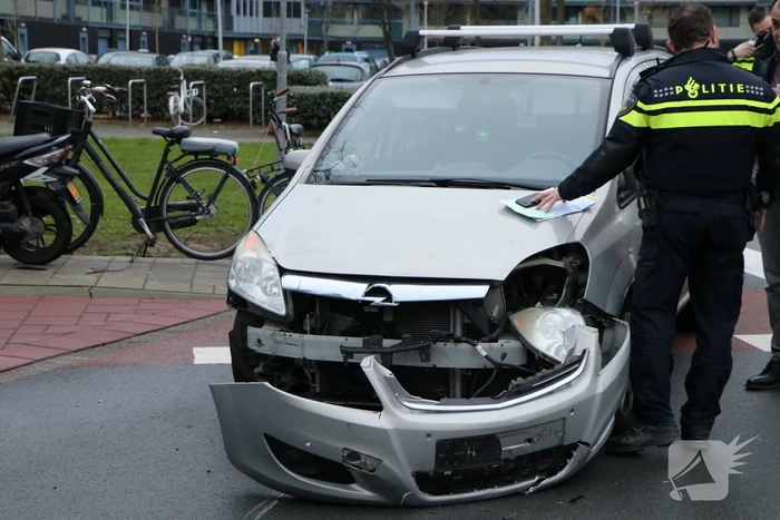 Personenauto heeft schade na aanrijding met scooter