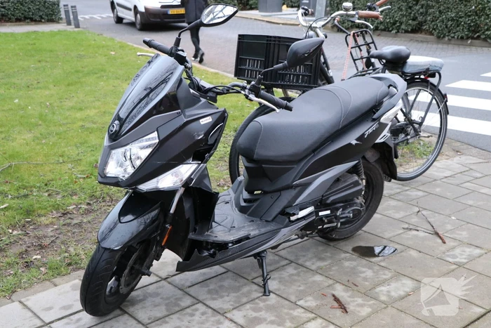 Personenauto heeft schade na aanrijding met scooter