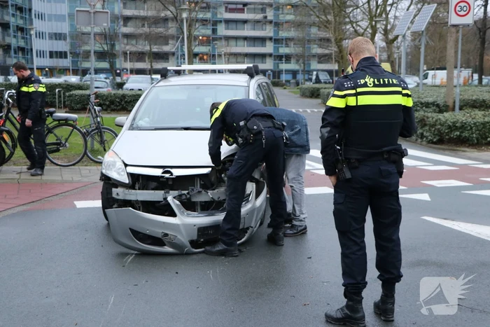 Personenauto heeft schade na aanrijding met scooter