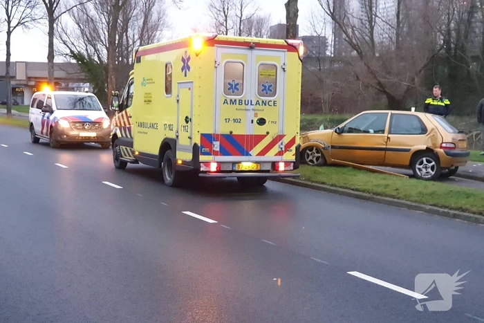 Bestuurder raakt macht over het stuur kwijt en ramt boom
