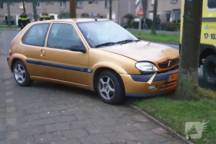Bestuurder raakt macht over het stuur kwijt en ramt boom