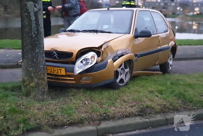 Bestuurder raakt macht over het stuur kwijt en ramt boom