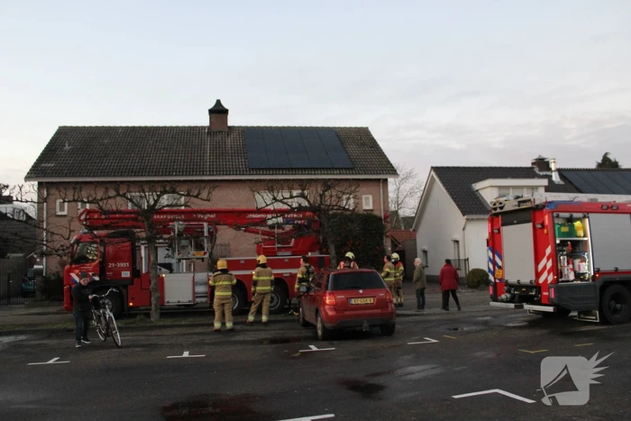 Brandweer veegt schoorsteen na schoorsteenbrand