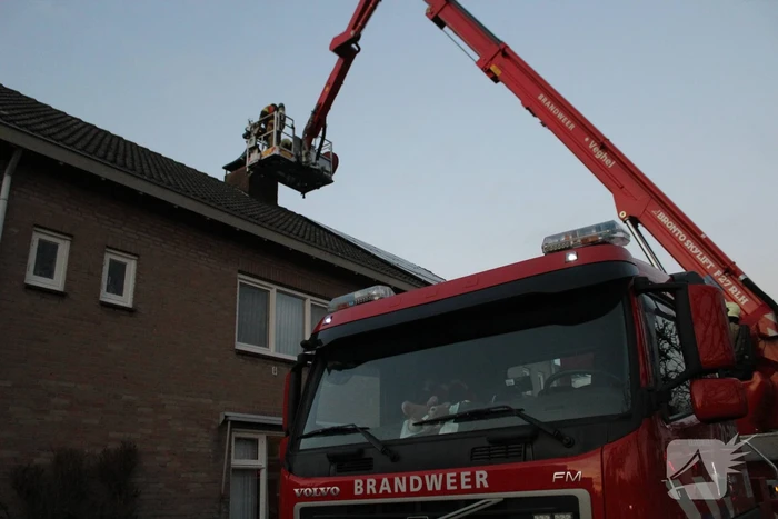 Brandweer veegt schoorsteen na schoorsteenbrand