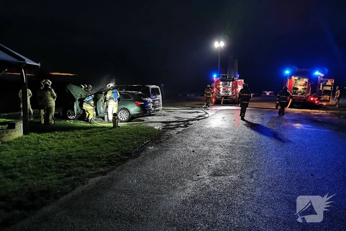 Twee voertuigen uitgebrand door kortsluiting