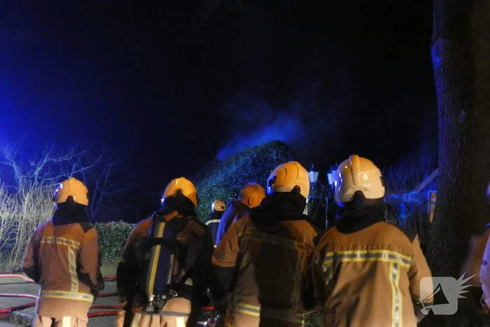 Brandweer blust brand op hooizolder