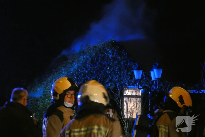 Brandweer blust brand op hooizolder
