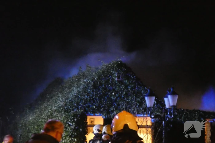 Brandweer blust brand op hooizolder