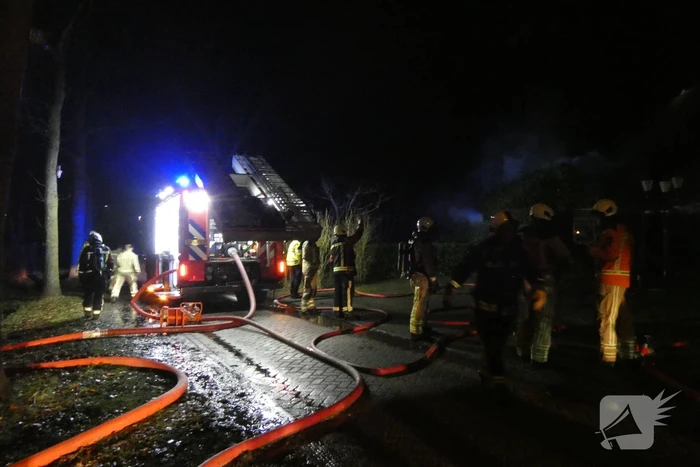 Brandweer blust brand op hooizolder