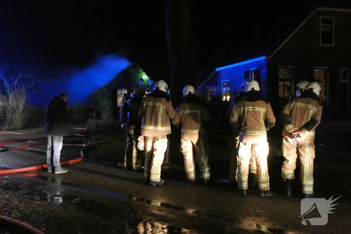 Brandweer blust brand op hooizolder