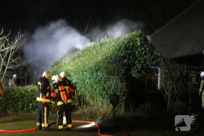 Brandweer blust brand op hooizolder