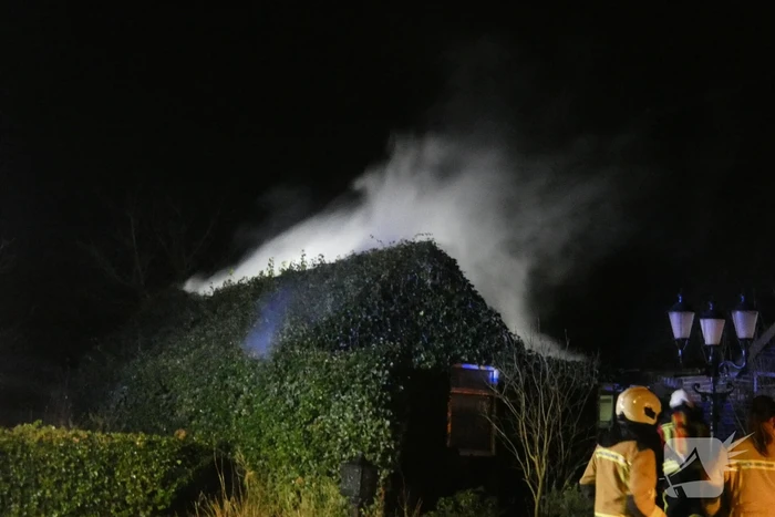 Brandweer blust brand op hooizolder
