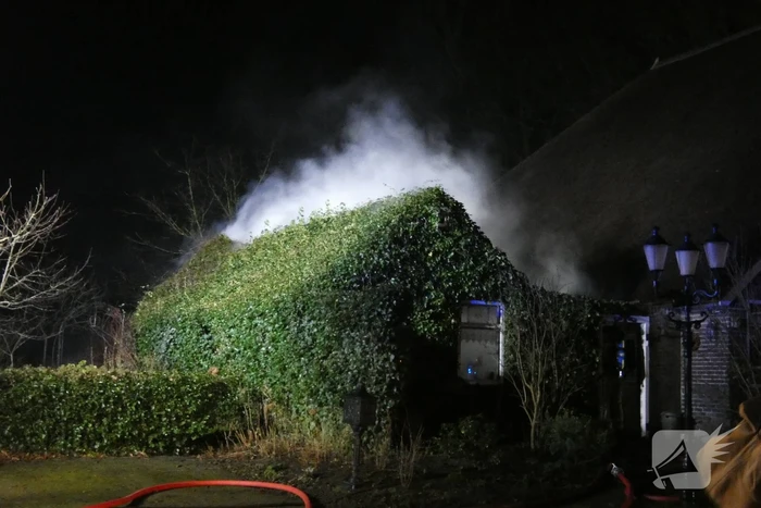 Brandweer blust brand op hooizolder
